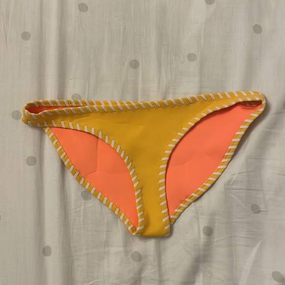 Triangl Bikini - Small Top, Medium Bottoms - Picture 3 of 3